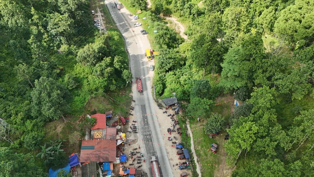 Traffic on a Nepali mountain highway