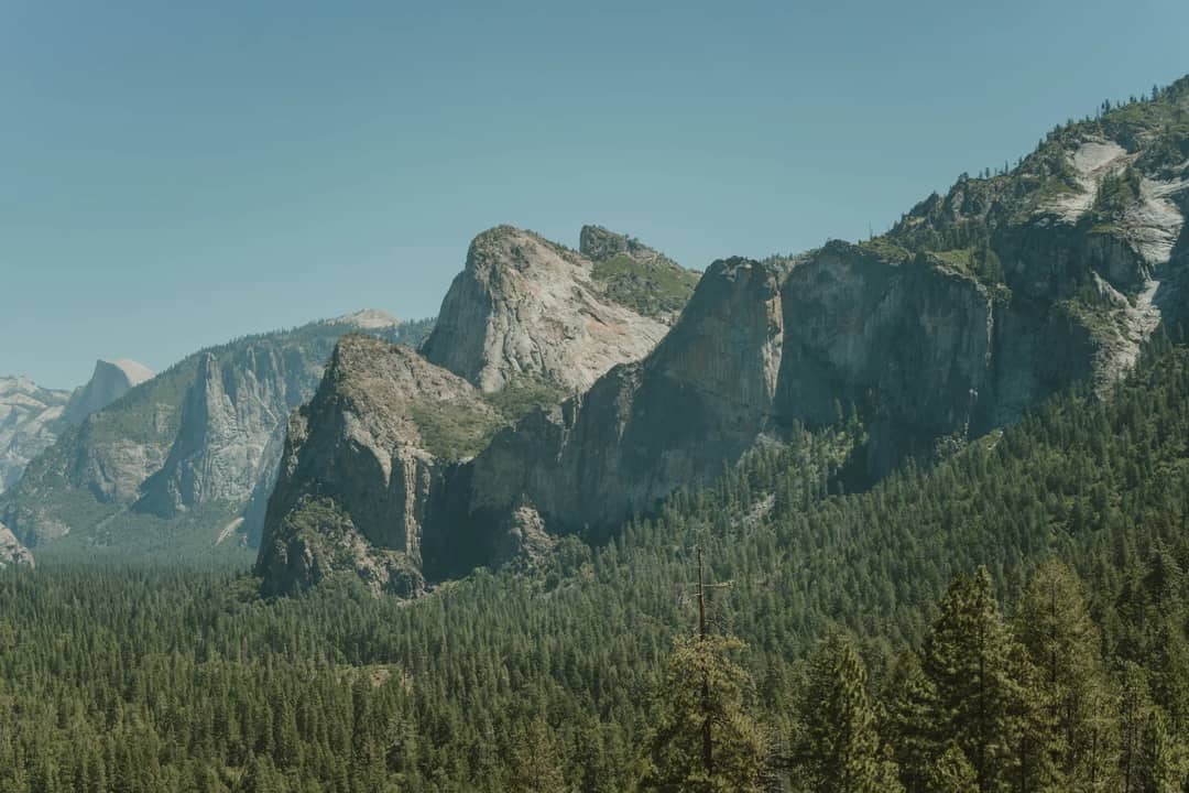 Breathtaking view of mountains in Yosemite National Park, showcasing stunning natural beauty.