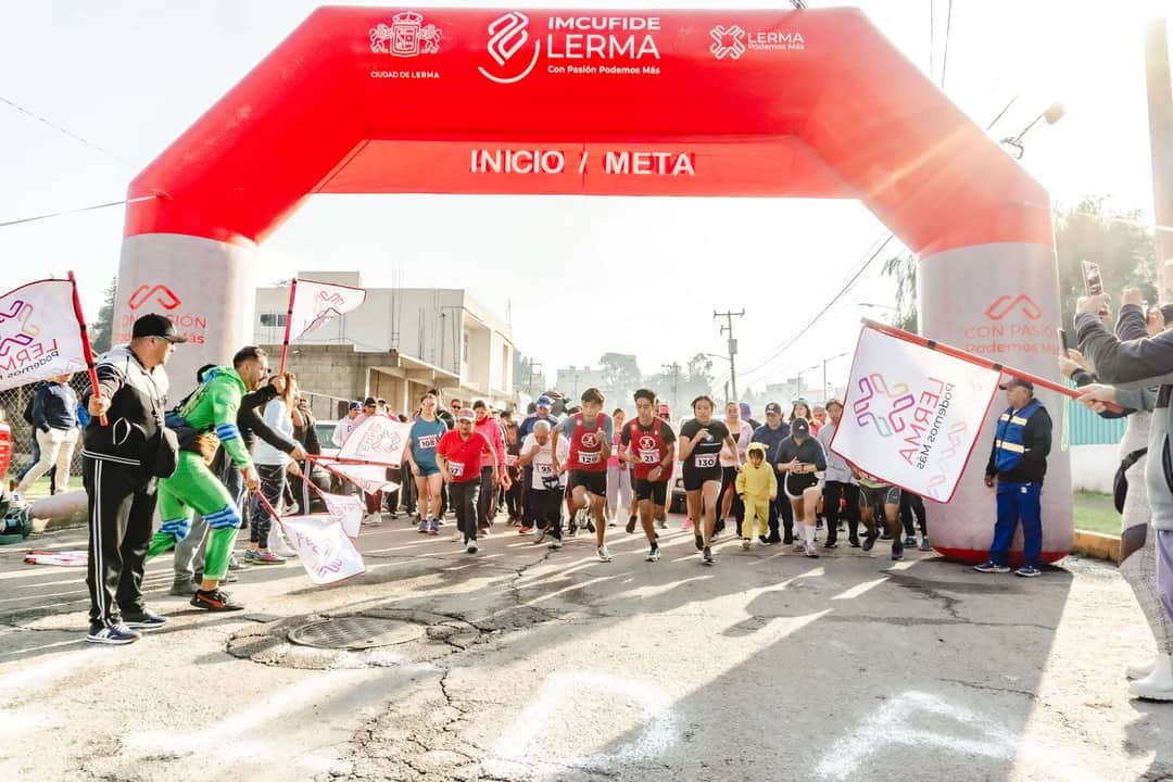 Exciting start of a local running event in Santa María Atarasquillo, México.