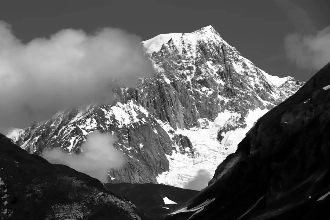 Black-and-white image of snow-covered peaks in the Alps, showcasing natural beauty.