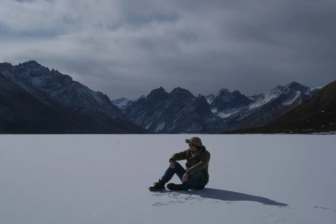 Snow lying on a high mountain trail — the conditions where a membrane and insulation stop being optional