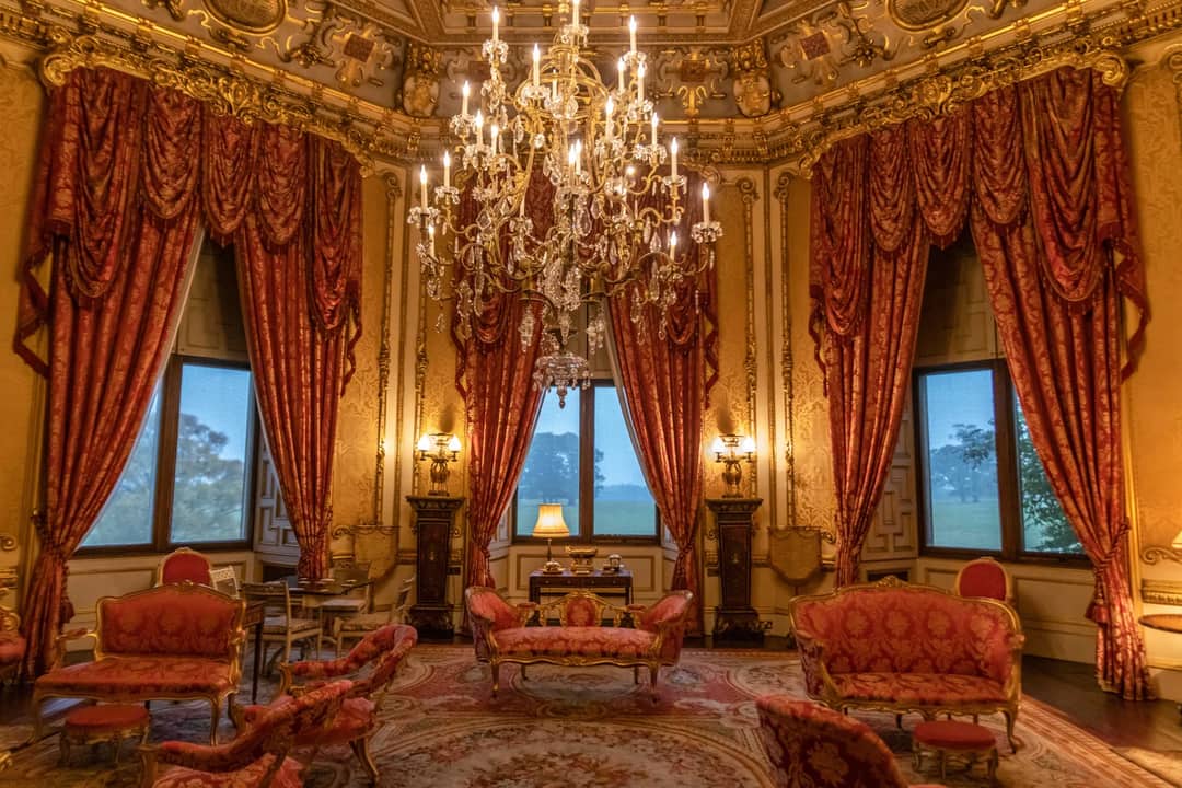 Opulent hotel lounge featuring a grand chandelier and vintage decor, perfect for luxury interiors.