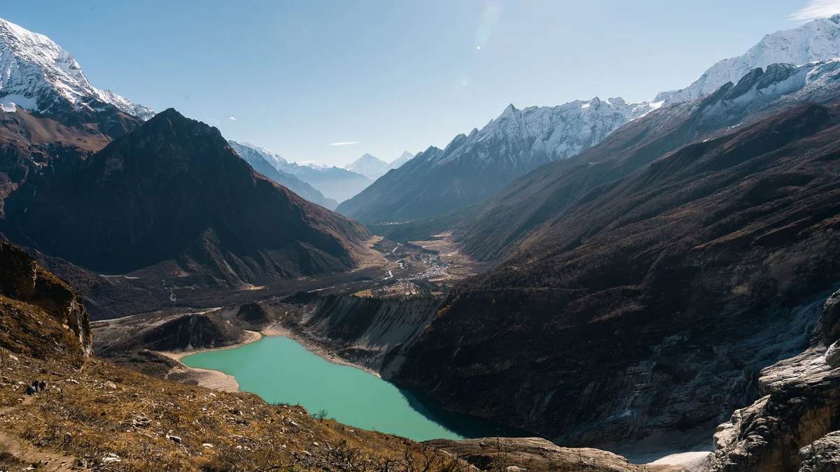 Nepal's Gokyo Lakes Turn an Impossible Turquoise Every Autumn, and Rock Dust Is Why