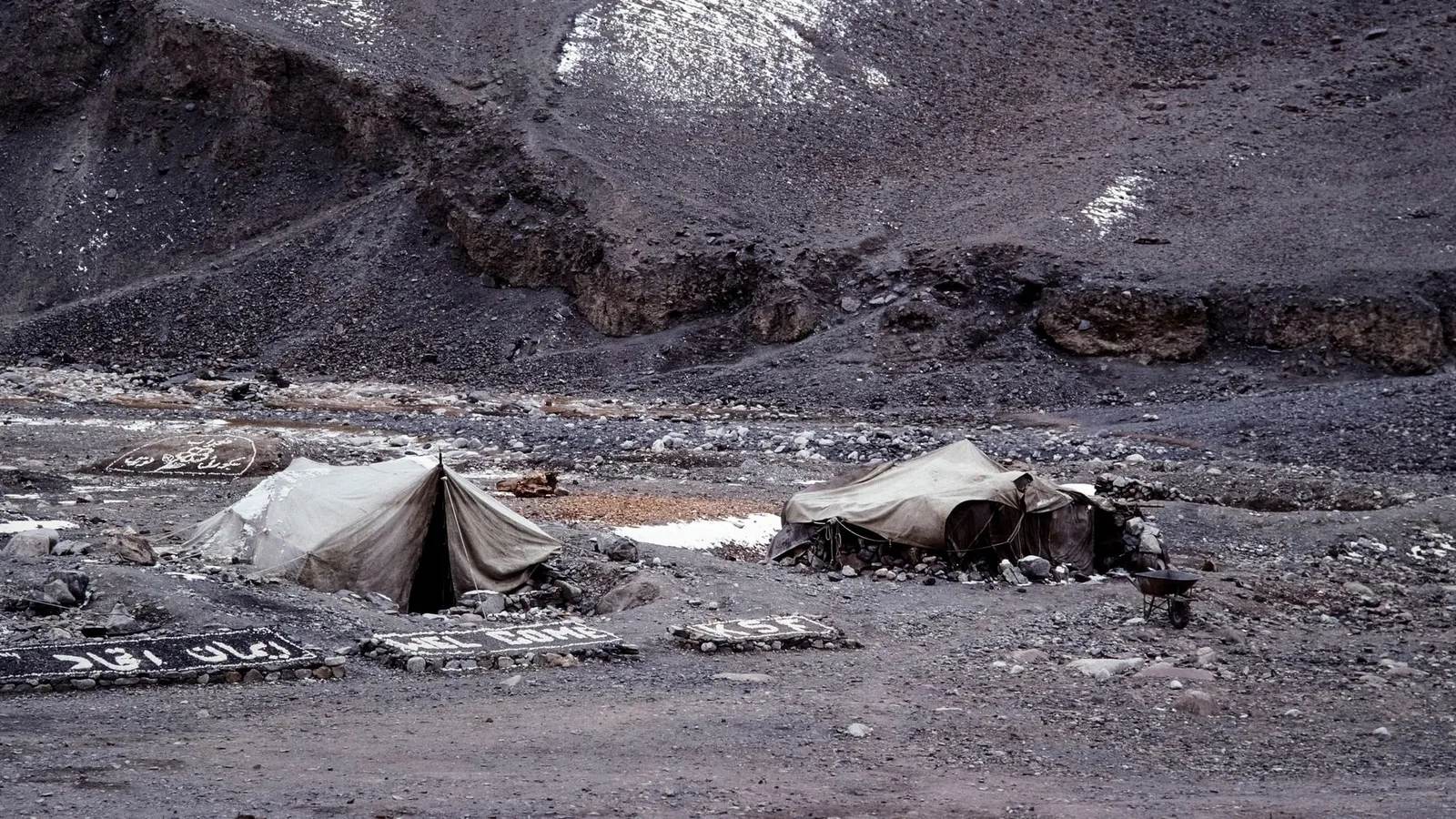 Nepal Now Stations Rangers at 6,400 Metres on Everest to Weigh Climbers' Rubbish, Poop Bags Included