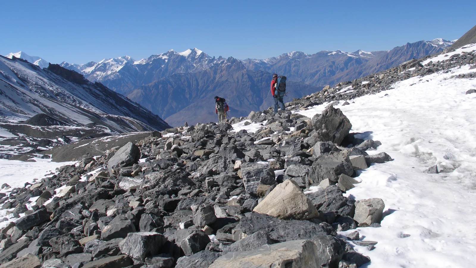 Annapurna Circuit Trek with Tilicho Lake — 17 Days