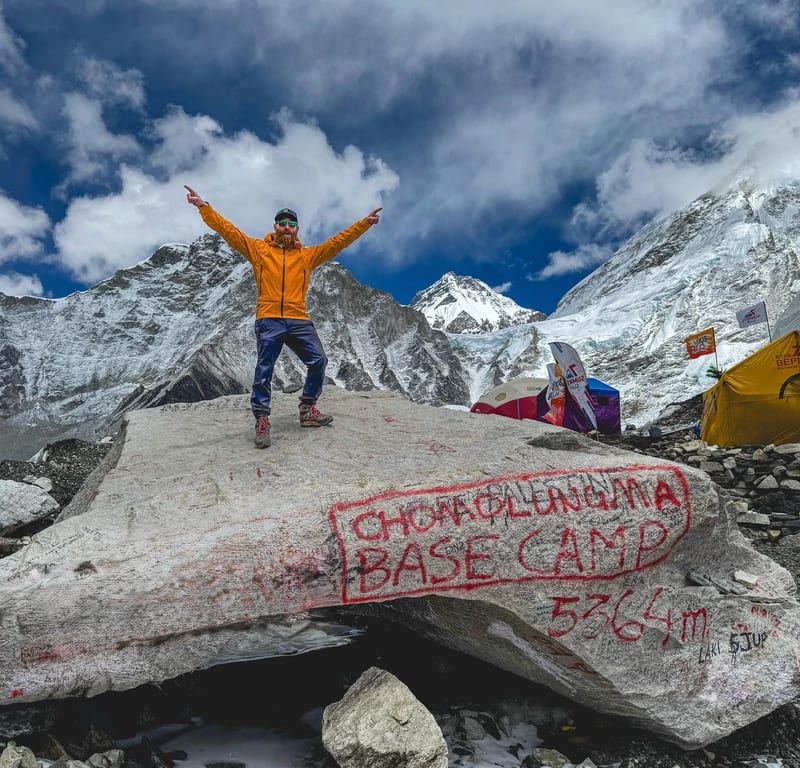 The trail climbing toward Everest Base Camp